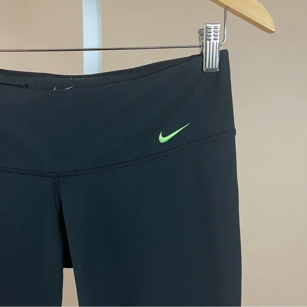 Nike Women's Medium Dri-Fit Legend Low Rise Veneer Capris 2.0 Leggings Neon Mesh